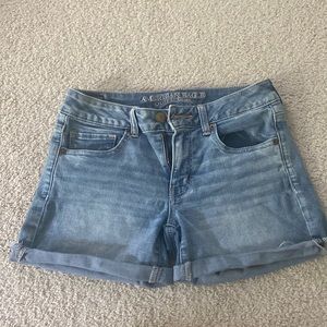 American Eagle Jean shorts. Good quality. Type : Super Super stretch. Size 6